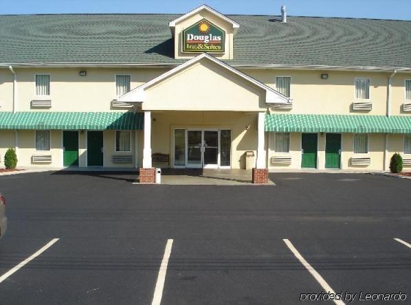 Douglas Inn & Suites Cleveland Exterior photo