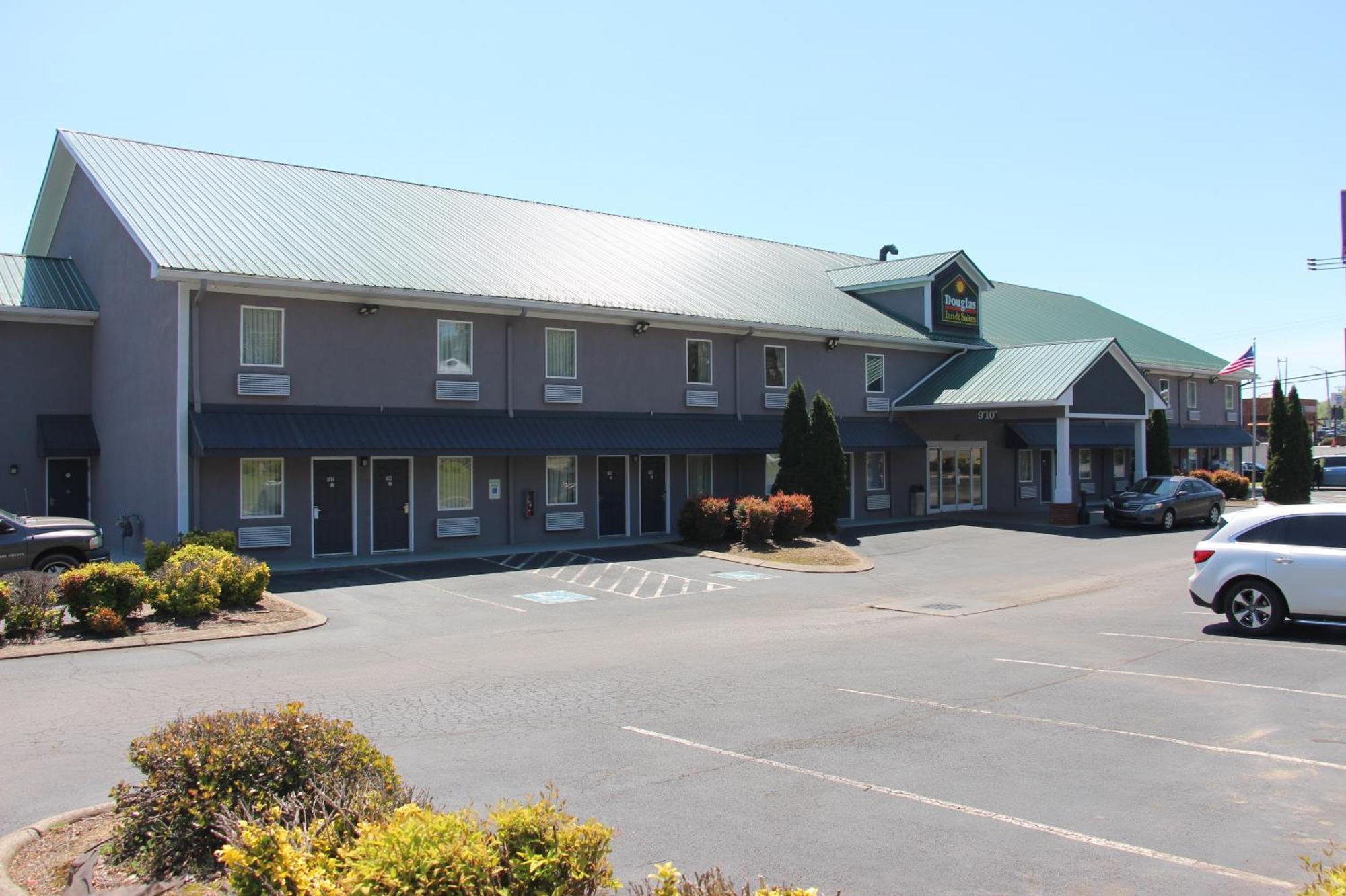 Douglas Inn & Suites Cleveland Exterior photo