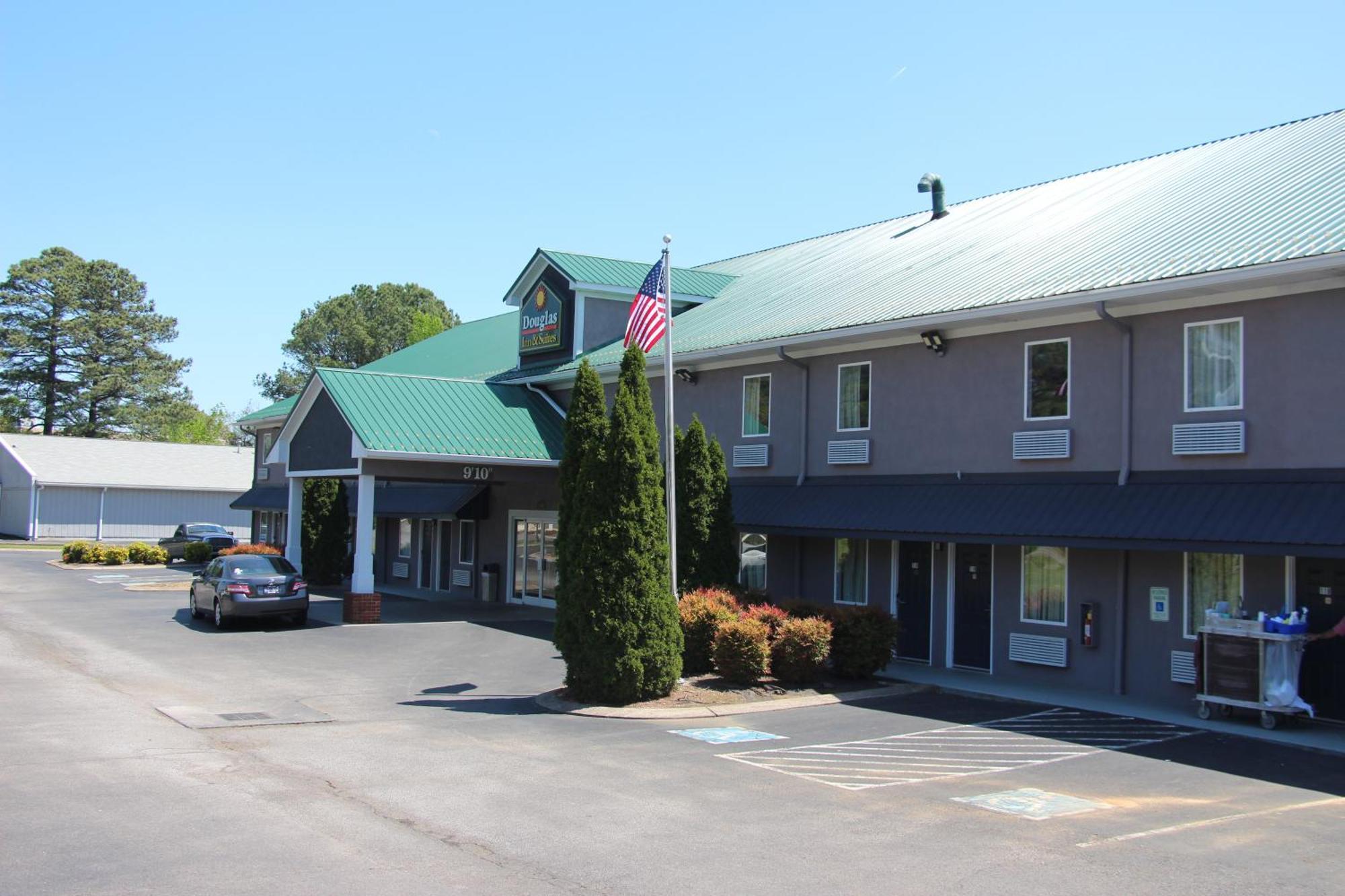 Douglas Inn & Suites Cleveland Exterior photo