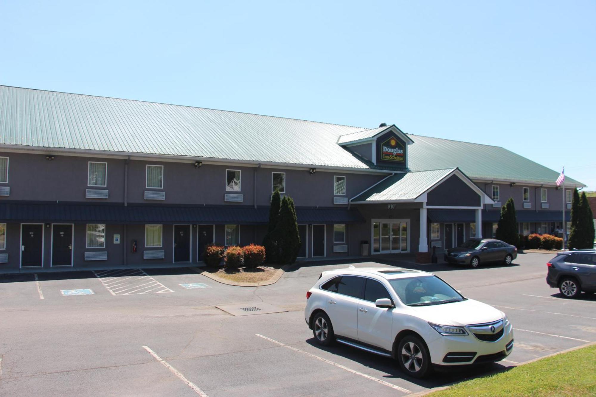 Douglas Inn & Suites Cleveland Exterior photo