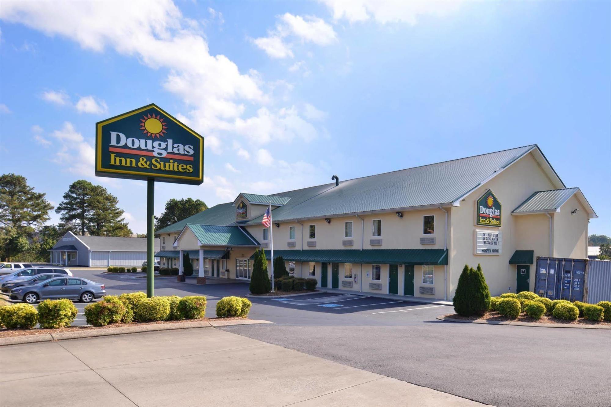 Douglas Inn & Suites Cleveland Exterior photo