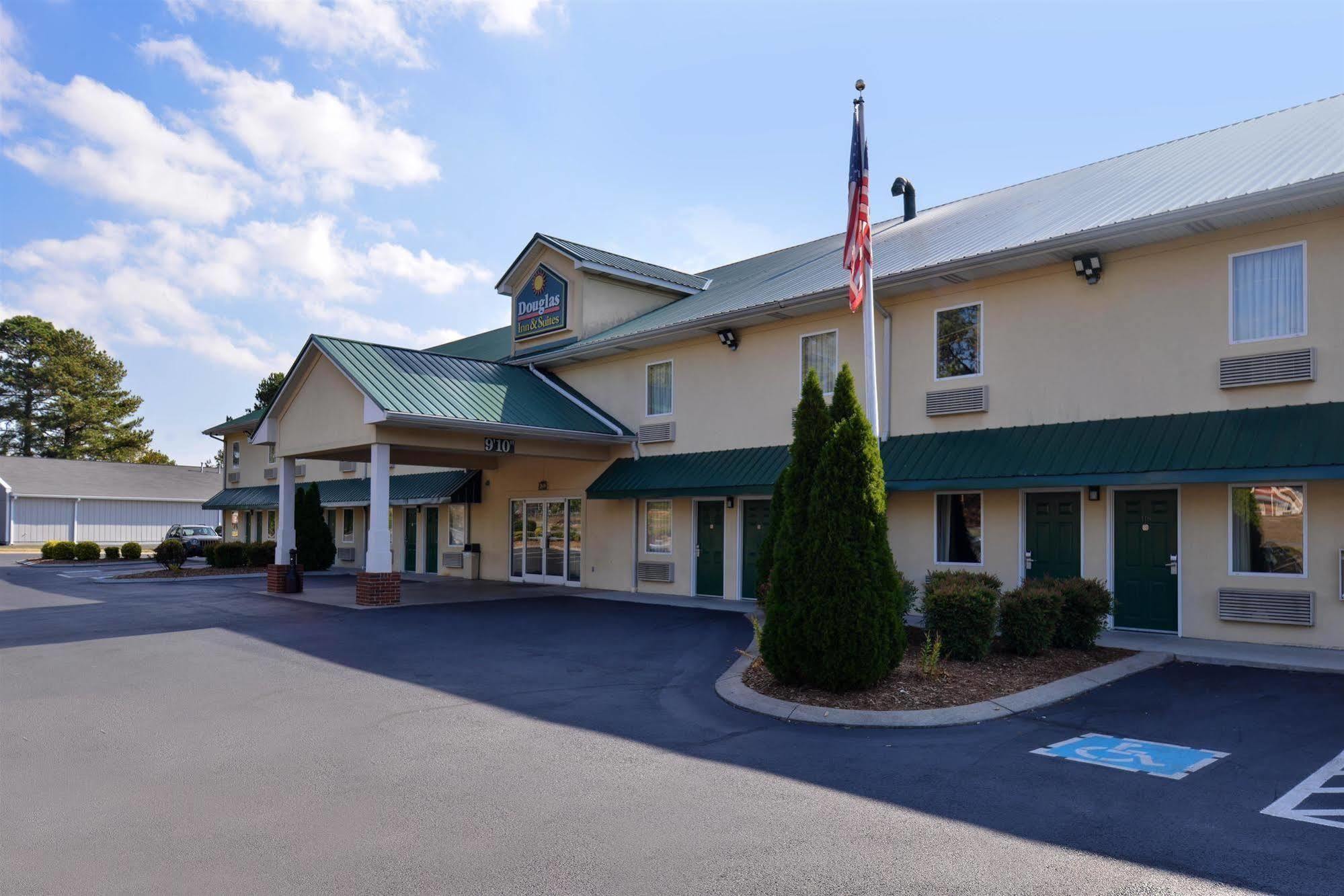 Douglas Inn & Suites Cleveland Exterior photo